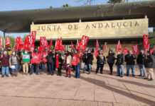 UGT se concentra en defensa de los docentes interinos andaluces