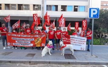 UGT SERVICIOS PÚBLICOS SE CONCENTRA PARA DENUNCIAR LA DEFICIENTE SITUACIÓN QUE ATRAVIESA EL SECTOR DE LA ENSEÑANZA