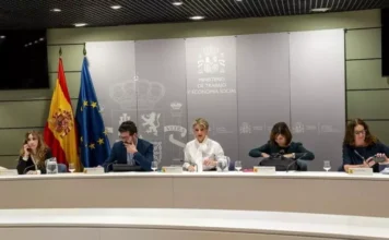 Trabajo y agentes sociales inician una negociación exprés para tener planes de igualdad LGTBI en las empresas