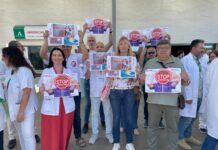 UGT se concentra en protesta por la agresión a personal sanitario en el Hospital Reina Sofía