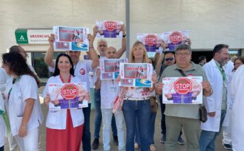 UGT se concentra en protesta por la agresión a personal sanitario en el Hospital Reina Sofía