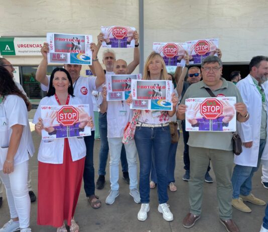 UGT se concentra en protesta por la agresión a personal sanitario en el Hospital Reina Sofía